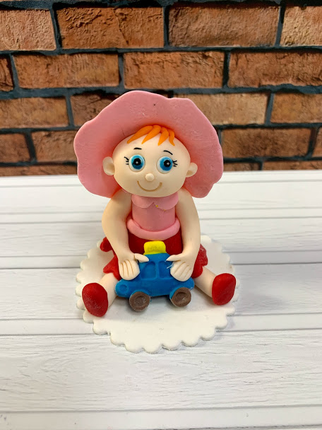 Сахарная фигурка "девочка с игрушками"розовая в шляпке