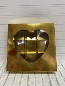 Коробка для конфет с окошком сердце 160*160*30 мм (9) золотая
