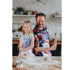 Набор фартуков для взрослого и ребенка "Готовить вместе веселей!" 