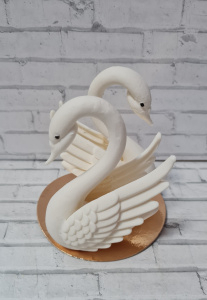 Фигурка из глазури "Лебеди свадебные" 11см