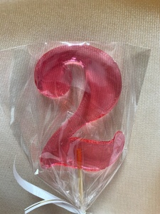Леденец топпер цифра "2" розовый 8 см
