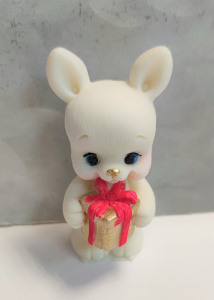 Фигурка из глазури Зайка с подарком 