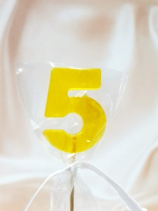 Леденец топпер цифра "5" желтая 5 см