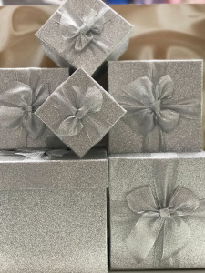 Коробка подарочная 9*9*8см (серебро)