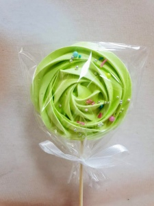 Безе на палочке Зеленое с посыпкой 8см