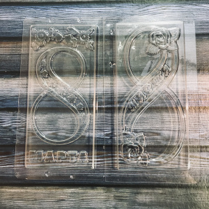 Пластиковая форма для шоколада "8" Марта 