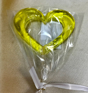 Леденец сердечко желтое прозрачное