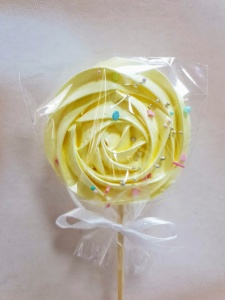 Безе на палочке Желтое с посыпкой - 8 см